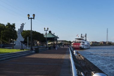 New Orleans, Louisiana - 18 Haziran 2014: Görünümü arka planda New Orleans, Louisiana Mississippi vapur ile New Orleans şehri riverfront gelen Mississippi Nehri'nin.