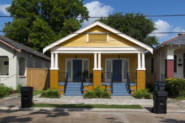 New Orleans, Louisiana, ABD şehrinde Marigny mahallede geleneksel bir renkli ev cephe