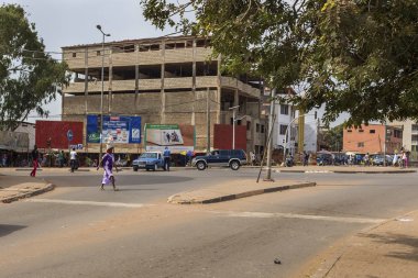 Bissau, Gine Cumhuriyeti - 28 Ocak 2018: Bandim piyasada, Gine Bissau, Batı Afrika önünde bir caddeden karşıya insanlarla Bissau şehir sokak sahne