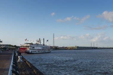 New Orleans, Louisiana - 18 Haziran 2014: Görünümü arka planda New Orleans, Louisiana Mississippi vapur ile New Orleans şehri riverfront gelen Mississippi Nehri'nin.