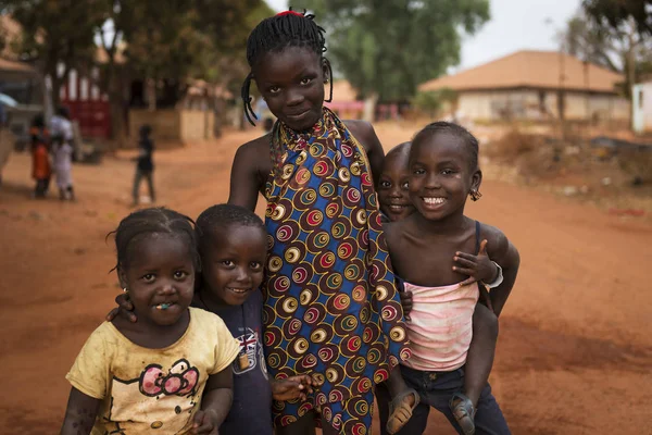 几内亚比绍共和国 Nhacra 2018年1月28日 西非几内亚比绍 Nhacra 镇的一组儿童微笑的肖像 — 图库照片