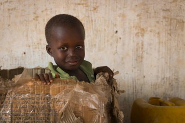 Nhacra, Cumhuriyeti, Gine Bissau - 28 Ocak 2018: Gine Bissau, Batı Afrika Nhacra şehir kartı kutusunda oynayan genç bir çocuk portresi