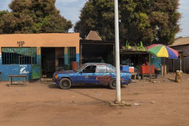 Bissau, Gine Cumhuriyeti - 28 Ocak 2018: patikadan bir sokakta şehir Bissau, Gine Bissau, Batı Afrika bir gecekondu görünümü