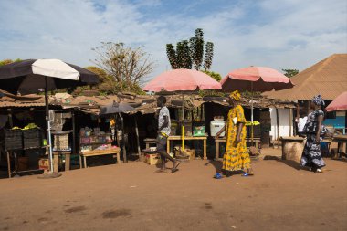 Bissau, Gine Cumhuriyeti - 28 Ocak 2018: şehir Bissau sokak pazarında, Gine Bissau, Batı Afrika renkli elbiseler giyen kadın ile sahnede sokak