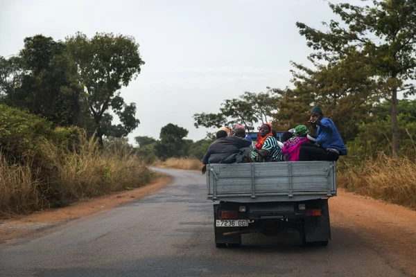 Oio 2018 ギニア ビサウ共和国 西アフリカ ギニア ビサウのオイオ州でトラックの後ろに移動する人々 のグループ — ストック写真