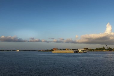 Mississippi Nehri yakınında şehir New Orleans, Louisiana, ABD bir itici tekne