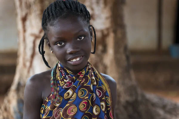 ニャクラ 2018 ギニア ビサウ共和国 西アフリカ ギニア ビサウのニャクラ町でカラフルなドレスを着ている若いアフリカの女の子の肖像画 — ストック写真
