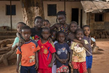 Nhacra, Cumhuriyeti, Gine Bissau - 28 Ocak 2018: çocukların önünde bir evde bir grup portresi Gine Bissau Nhacra şehir içinde.