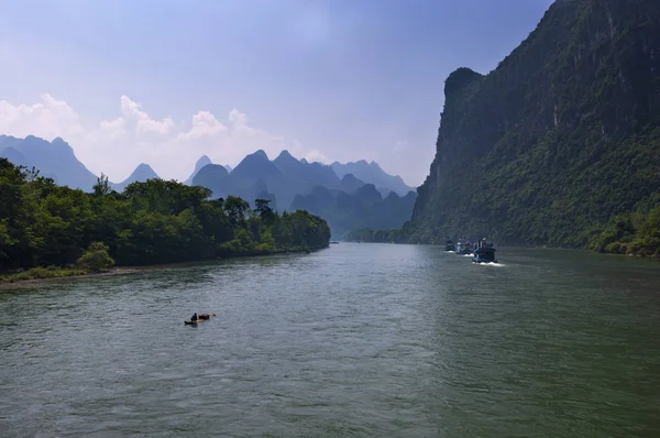 Yangshuo Chiny Sierpnia 2010 Tradycyjna Tratwa Łodzi Turystów Przelotową Rzece — Zdjęcie stockowe