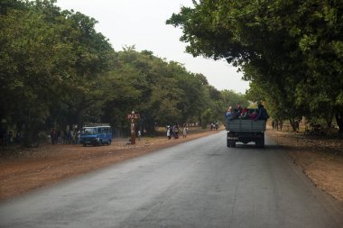 OIO, Bissau Cumhuriyeti - 28 Ocak 2018: bir grup insan bir kamyonun arkasında Gine Bissau, Batı Afrika OIO bölgede seyahat