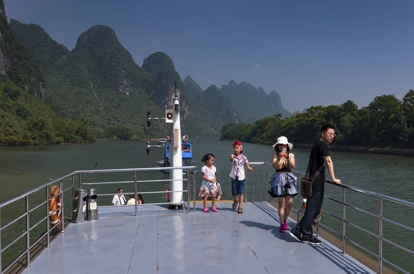 Yangshuo China August 2010 Chinese Family Boat Cruising River Looking — Stock Photo, Image