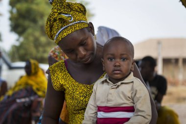 Bissau, Gine Cumhuriyeti - 29 Ocak 2018: genç bir anne ve oğlu, şehir Bissau, Gine Bissau Bissaque mahallede, portre.