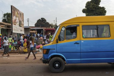 Bissau, Gine Cumhuriyeti - 28 Ocak 2018: bir minibüs (toca toca) ve insanlarla Bandim piyasada, Gine Bissau, Batı Afrika, Bissau şehir sokak sahne