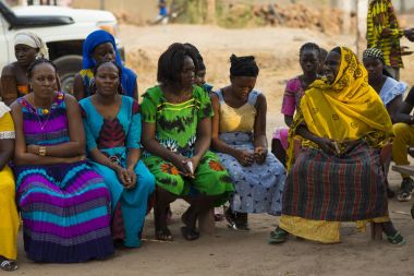 Bissau, Gine Cumhuriyeti - 29 Ocak 2018: bir grup şehir Bissau, Gine Bissau Bissaque Mahallesi'nde bir topluluk birleşme, renkli elbiseler giyen kadın portresi.