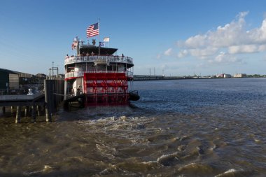 New Orleans, Louisiana - 18 Haziran 2014: şehir New Orleans, Louisiana, ABD limanında bırakarak Natchez gemi tekne