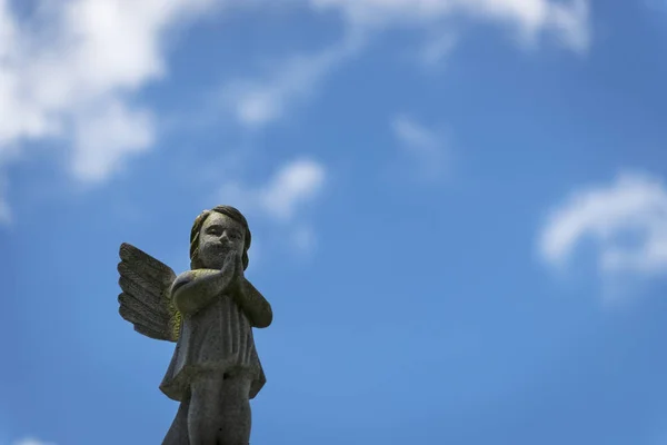 ニユー オーリンズ ルイジアナ 米国の都市の墓地で青空悲しい天使 — ストック写真