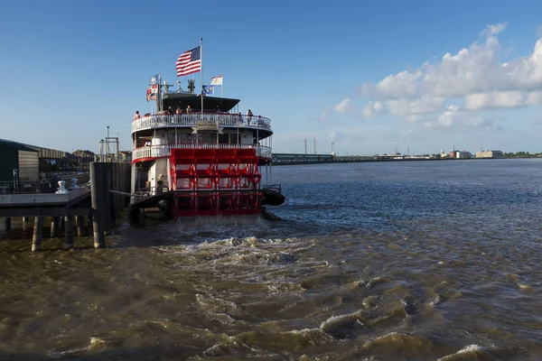 新奥尔良 路易斯安那州 2014年6月18日 纳奇兹蒸笼船离开港口在新奥尔良 路易斯安那州 — 图库照片
