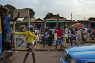 Bissau, Gine Cumhuriyeti - 28 Ocak 2018: bir minibüs (toca toca) Bandim pazarında, Gine Bissau, Batı Afrika çıkmadan bir kadınla Bissau şehir sokak sahne