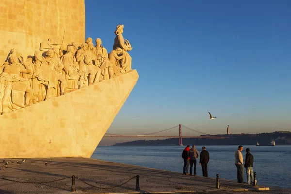Lisbon Portugal Januari 2017 Mensen Genieten Van Zonsondergang Buurt Van — Stockfoto