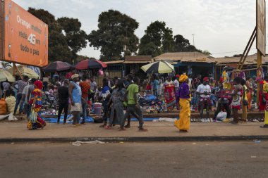 Bissau, Gine Cumhuriyeti - 28 Ocak 2018: şehir Bissau, Gine Bissau, Batı Afrika Bandim piyasada insanlarla sahnede sokak