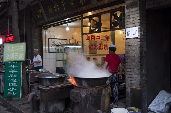 Xian Cina Agosto 2012 Persone Che Cucinano Una Bancarella Alimentare — Foto Stock