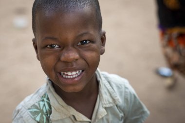 Bissau, Gine Cumhuriyeti - 29 Ocak 2018: şehir Bissau, Gine Bissau Bissaque mahallede adlı genç çocuk portresi.