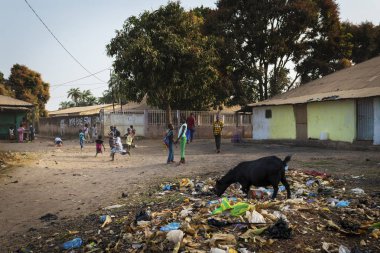 Bissau, Gine Cumhuriyeti - 29 Ocak 2018: şehir Bissau, Gine Bissau Bissaque mahallede, kirli bir sokakta oynayan çocukların grup.
