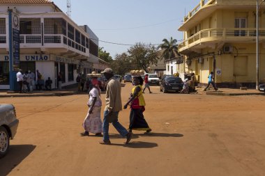Bissau, Gine Bissau - 30 Ocak 2018: Street sahnede Bissau şehir insanlarla bir toprak yol, Gine Bissau, Batı Afrika kapısı