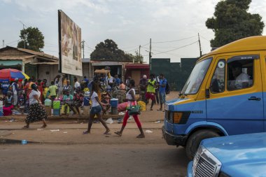 Bissau, Gine Cumhuriyeti - 28 Ocak 2018: bir minibüs (toca toca) Bandim pazarında, Gine Bissau, Batı Afrika çıkmadan bir kadınla Bissau şehir sokak sahne