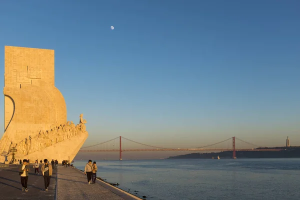 Лиссабон Португалия Января 2017 Года Туристы Наслаждаются Закатом Памятника Открытиям — стоковое фото