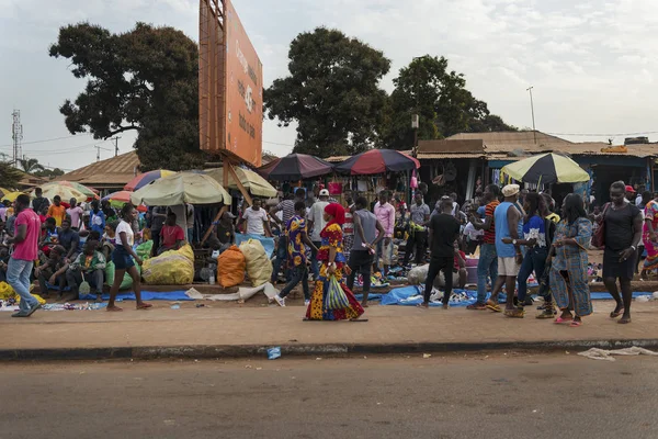 Bissau, Gine Cumhuriyeti - 28 Ocak 2018: şehir Bissau, Gine Bissau, Batı Afrika Bandim piyasada insanlarla sahnede sokak