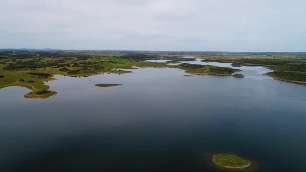 Πετώντας Πάνω Από Λίμνη Alqueva Κοντά Την Πόλη Των Περιηγήσεις — Αρχείο Βίντεο