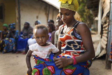 Bissau, Gine Cumhuriyeti - 29 Ocak 2018: genç bir anne ve bebek kızı bir topluluk, Bissau şehir Bissaque mahallede Gine Bissau toplantısı sırasında portresi.