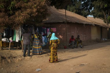 Bissau, Gine Cumhuriyeti - 29 Ocak 2018: Bissau şehir renkli giyen kadın ile sahnede sokak sokak pazarında, Gine Bissau, Batı Afrika buyng giysi Giydir
