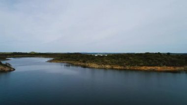 Monsaraz şehirde Alentejo, Portekiz yakınındaki Alqueva Gölü nün havadan görünümü