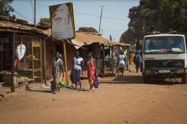 Bissau, Gine Cumhuriyeti - 29 Ocak 2018: toprak yol, Gine Bissau, Batı Afrika boyunca waling kadınlarla Bissau şehir sokak sahne