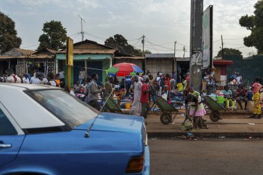 Bissau, Gine Cumhuriyeti - 28 Ocak 2018: Bissau şehir bir taksi ve insanlara Bandim piyasada, Gine Bissau, Batı Afrika ile sahnede sokak