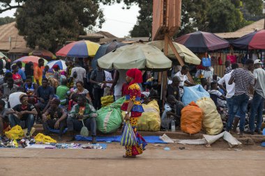 Bissau, Gine Cumhuriyeti - 28 Ocak 2018: arka planda, Gine Bissau, Batı Afrika bir kaldırım ve Bandim Pazar yürüyüş renkli elbise giyen kadın ile Bissau şehir sokak sahne