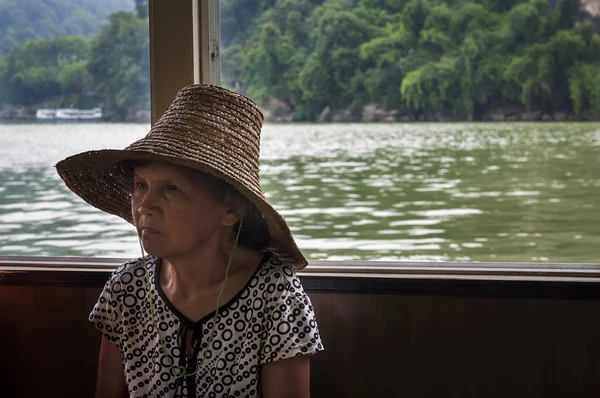 Yangshuo Chine Août 2012 Femme Chinoise Voyageant Bateau Dans Fleuve — Photo