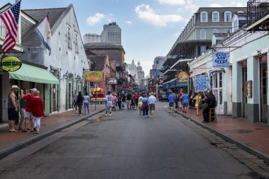 New Orleans, Louisiana - 20 Haziran 2014: Bourbon Street, New Orleans, Louisiana, ABD şehrin Fransız Mahallesi, turist