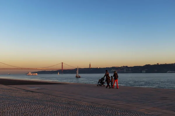 Lisbon Portugal Januar 2017 Familie Genießt Den Sonnenuntergang Der Nähe — Stockfoto