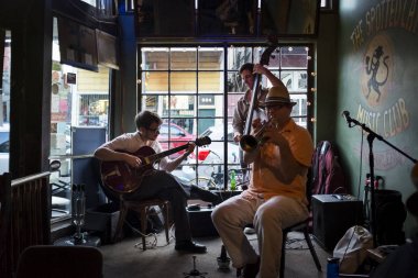 New Orleans, Louisiana - 20 Haziran 2014: Benekli kedi müzik kulübü şehri New Orleans, Louisiana, ABD oynayan Jazz band