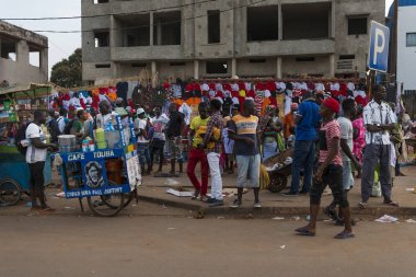 Bissau, Gine Cumhuriyeti - 28 Ocak 2018: şehir Bissau, Gine Bissau, Batı Afrika Bandim piyasada insanlarla sahnede sokak