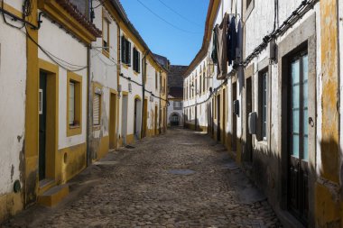 Bir dar Arnavut kaldırımlı Köyü, Nisa içinde Alentejo, Portekiz sokak görünümünü; Kavramı için Portekiz seyahat ve Portekiz keşfedin