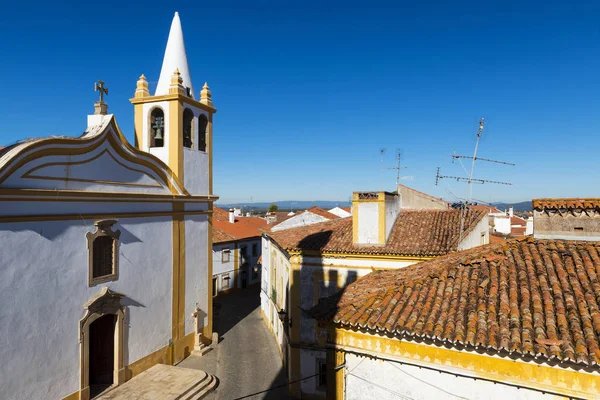 Veduta Una Chiesa Case Nel Tradizionale Villaggio Nisa Alentejo Portogallo — Foto Stock