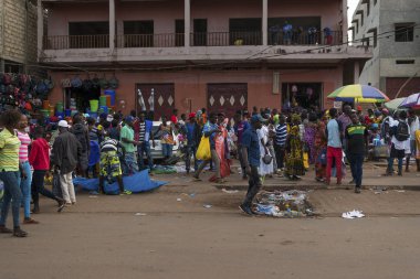 Bissau, Gine Cumhuriyeti - 28 Ocak 2018: şehir Bissau, Gine Bissau, Batı Afrika Bandim piyasada insanlarla sahnede sokak