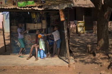 Bissau, Gine Cumhuriyeti - 29 Ocak 2018: genç ailesinin şehir Bissau, Gine Bissau mahallede küçük mağazanın önünde.