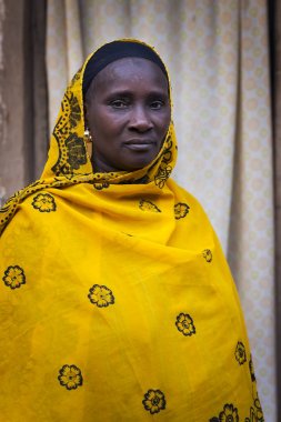 Bissau, Gine Cumhuriyeti - 29 Ocak 2018: şehir Bissau, Gine Bissau, Batı Afrika, mahallede bir hijab giyen bir Afrikalı kadın portresi