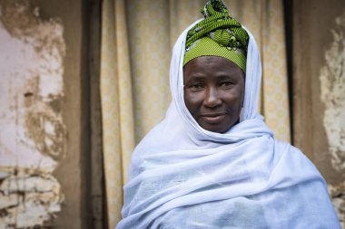 Bissau, Gine Cumhuriyeti - 29 Ocak 2018: şehir Bissau, Gine Bissau, Batı Afrika, mahallede bir hijab giyen bir Afrikalı kadın portresi