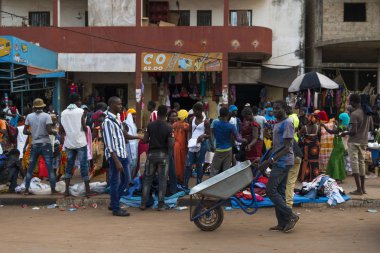 Bissau, Gine Cumhuriyeti - 28 Ocak 2018: şehir Bissau, Gine Bissau, Batı Afrika Bandim piyasada insanlarla sahnede sokak